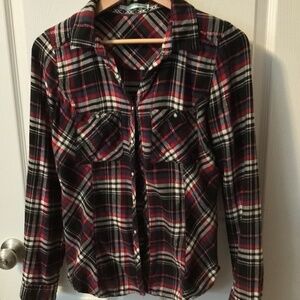 Women’s plaid button snap collar shirt